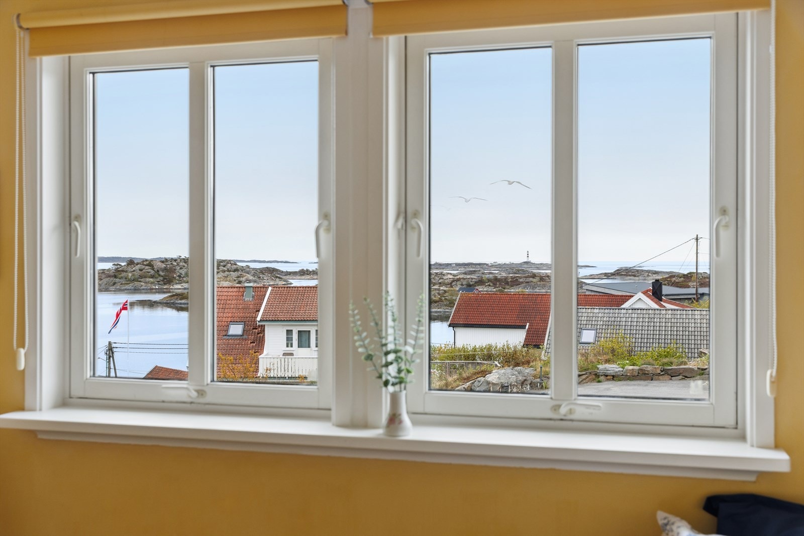 Fra soveromsvinduet er det utsikt mot sjøen og Oksøy fyr. Galleribilde
