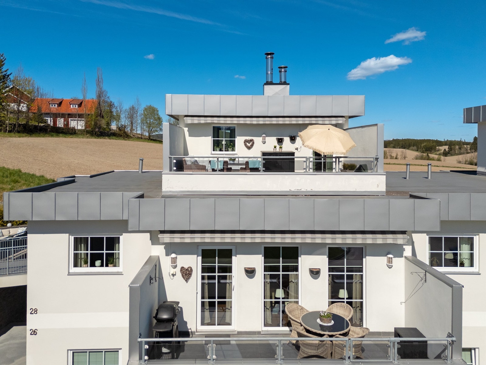 Leiligheten disponerer både balkong i andre etasje og en romslig takterrasse på toppen. Galleribilde