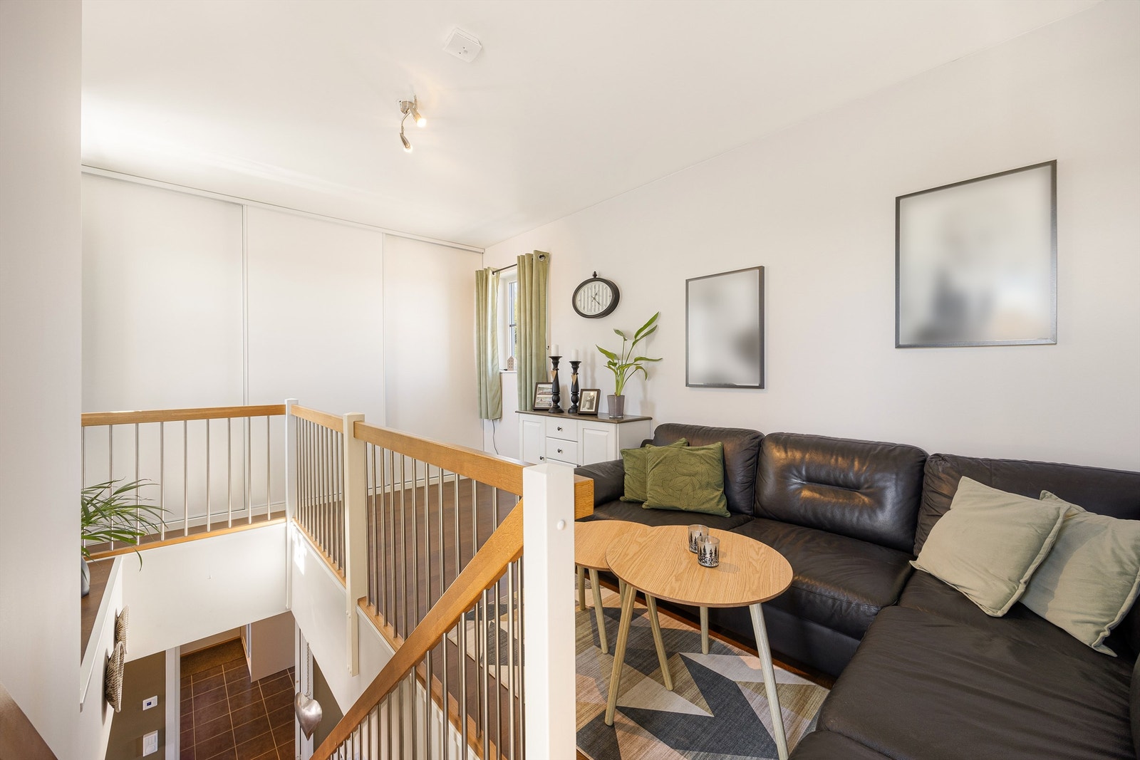 Loftstuen i tredje etasje er et fleksibelt rom med parkett og elektrisk gulvvarme. Galleribilde
