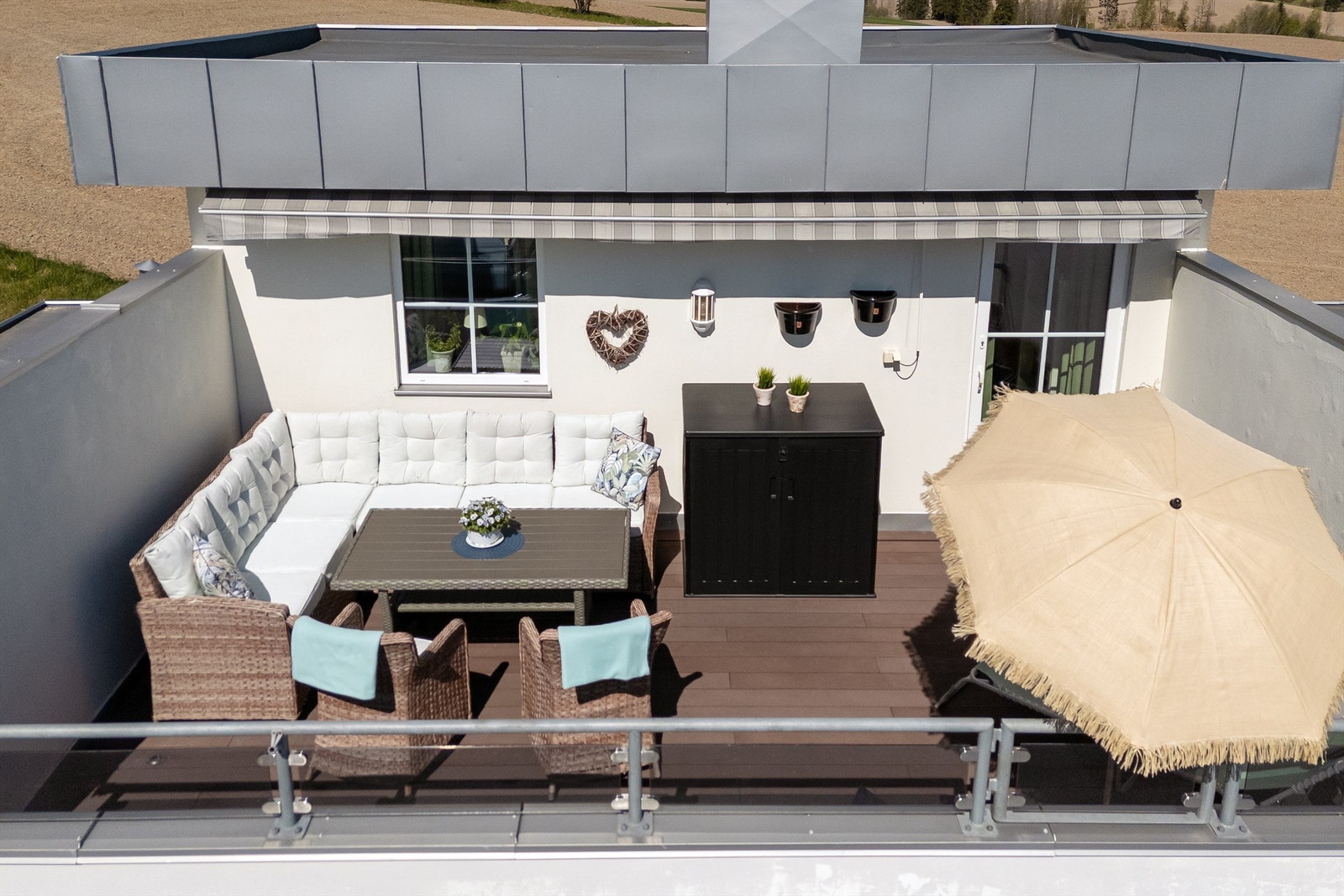 Den private takterrassen på 19 m² er en flott uteplass med god plass til en stor loungegruppe. Galleribilde