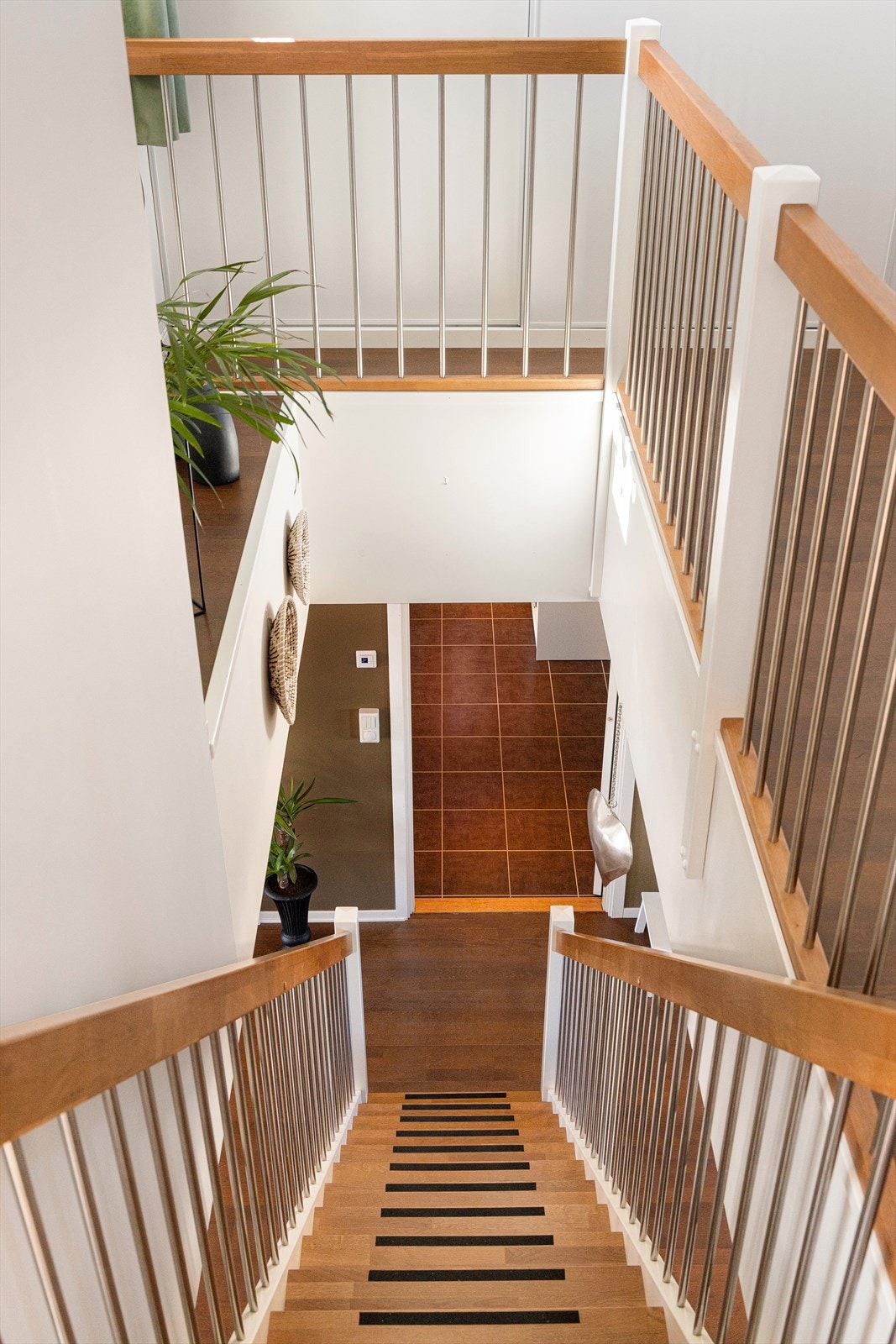 Trappen forbinder de to etasjene på en elegant måte. Galleribilde