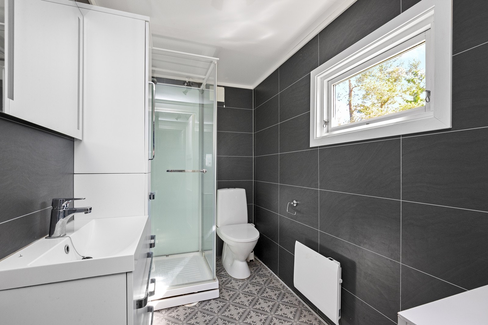 Badet er overflateoppusset i 2021 og har belegg på gulvet samt baderomsplater på veggene. Galleribilde