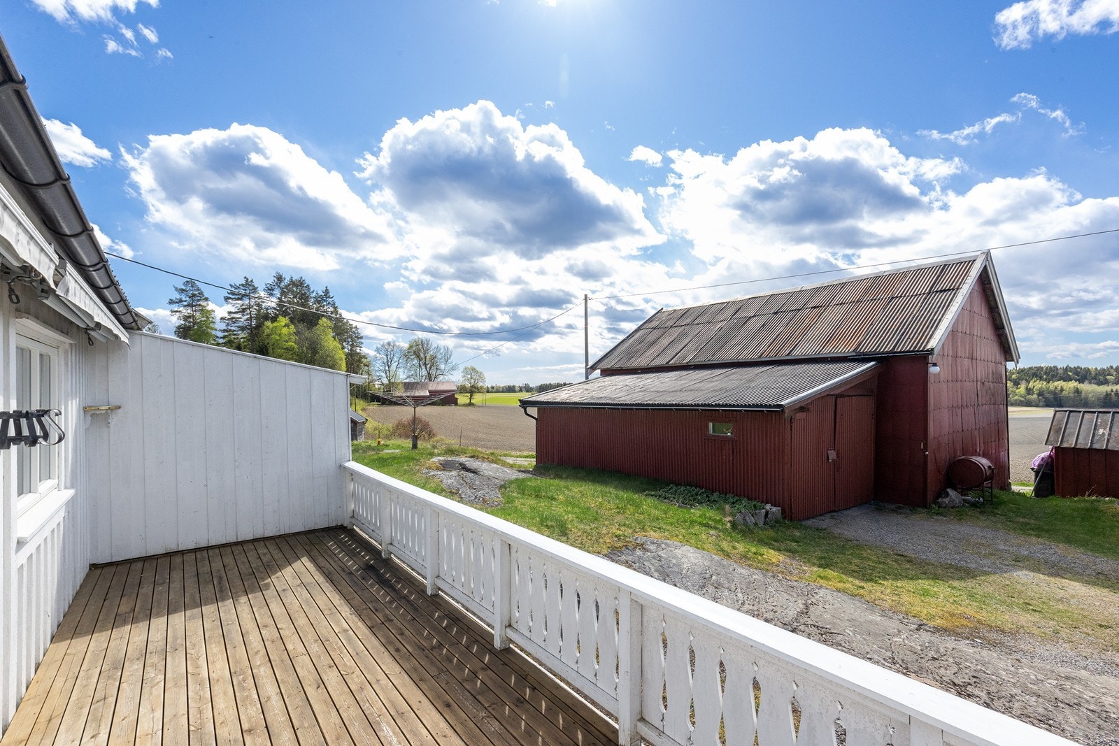Terrassen har direkte adkomst fra entré og gir utsikt mot omkringliggende landskap. Galleribilde