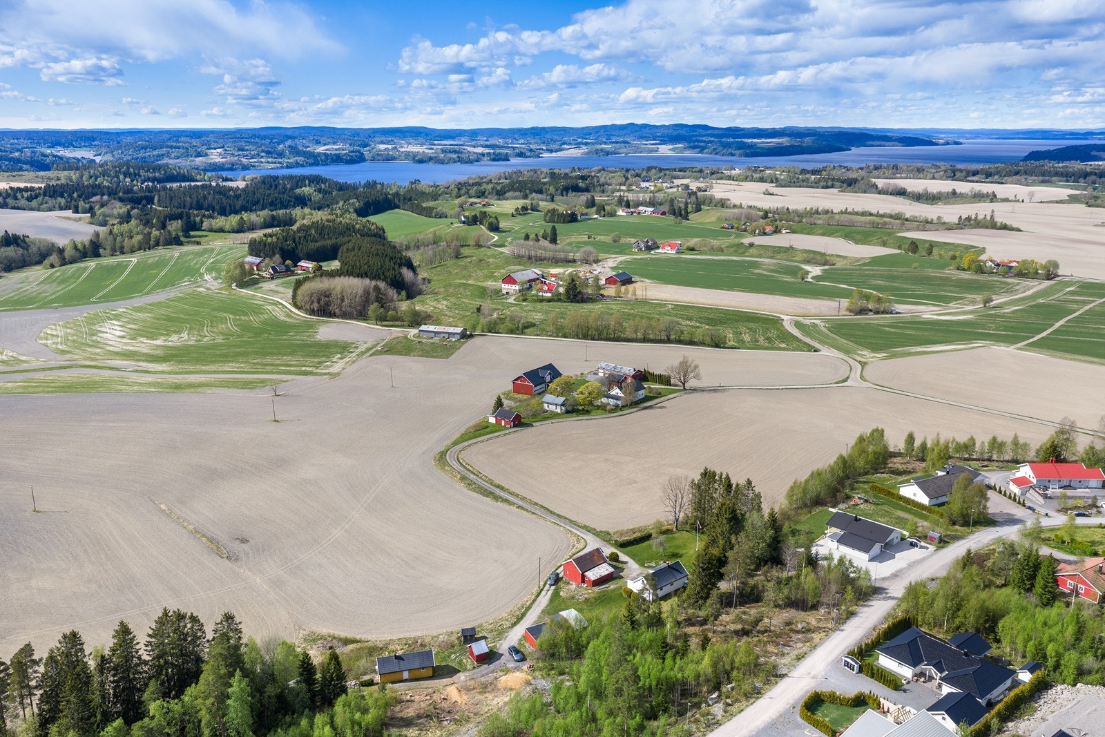 Området rundt boligen byr på naturskjønne omgivelser med flott utsikt over landskapet. Galleribilde