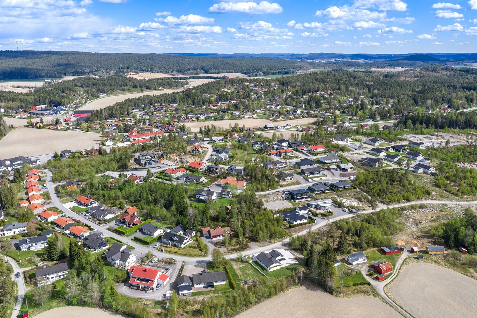 Boligen er del av et etablert nabolag med nærhet til fasiliteter og turmuligheter. Galleribilde