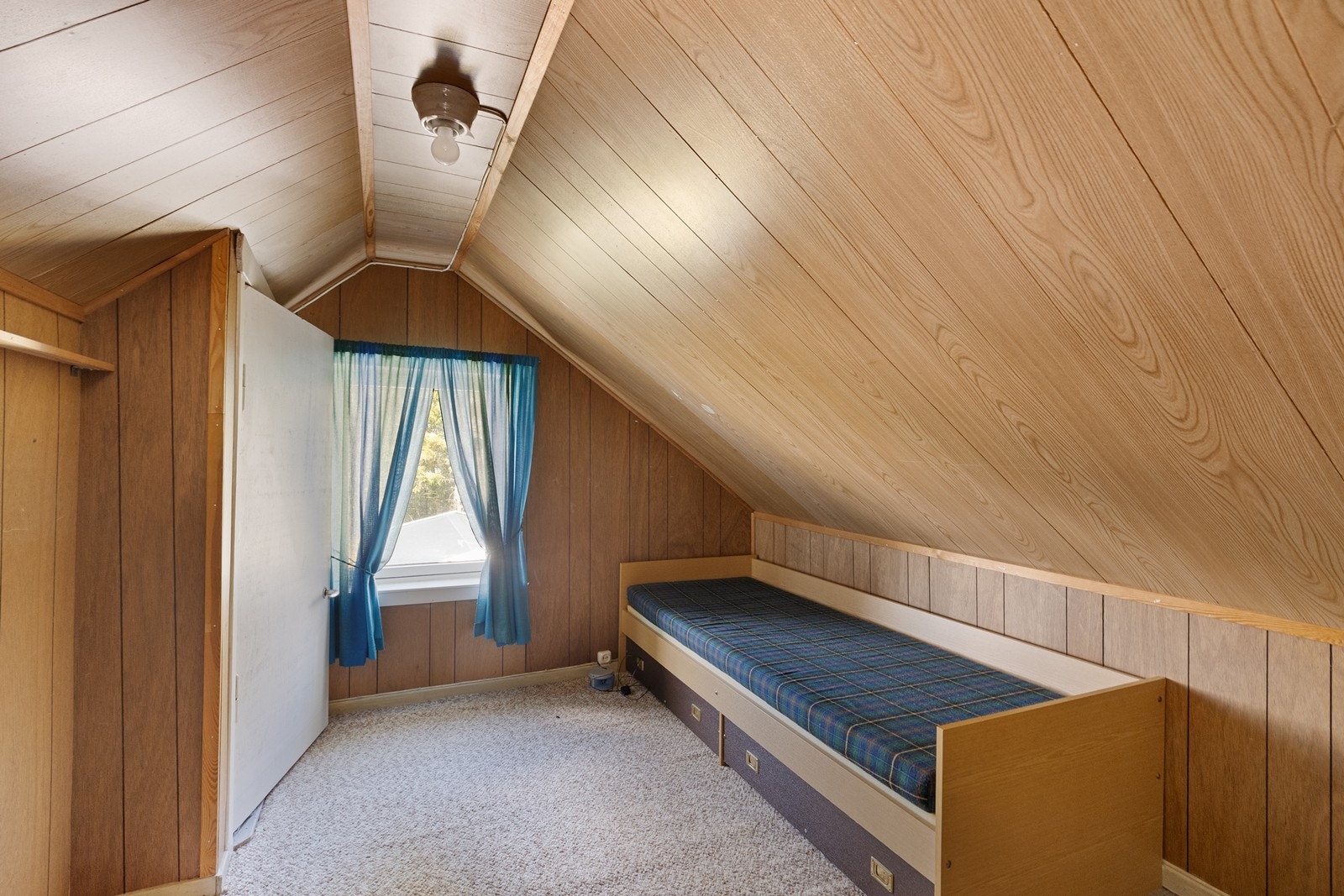 Loftsetasjen har et gulvareal på 38 m², hvor skråtak begrenser det måleverdige arealet. Galleribilde