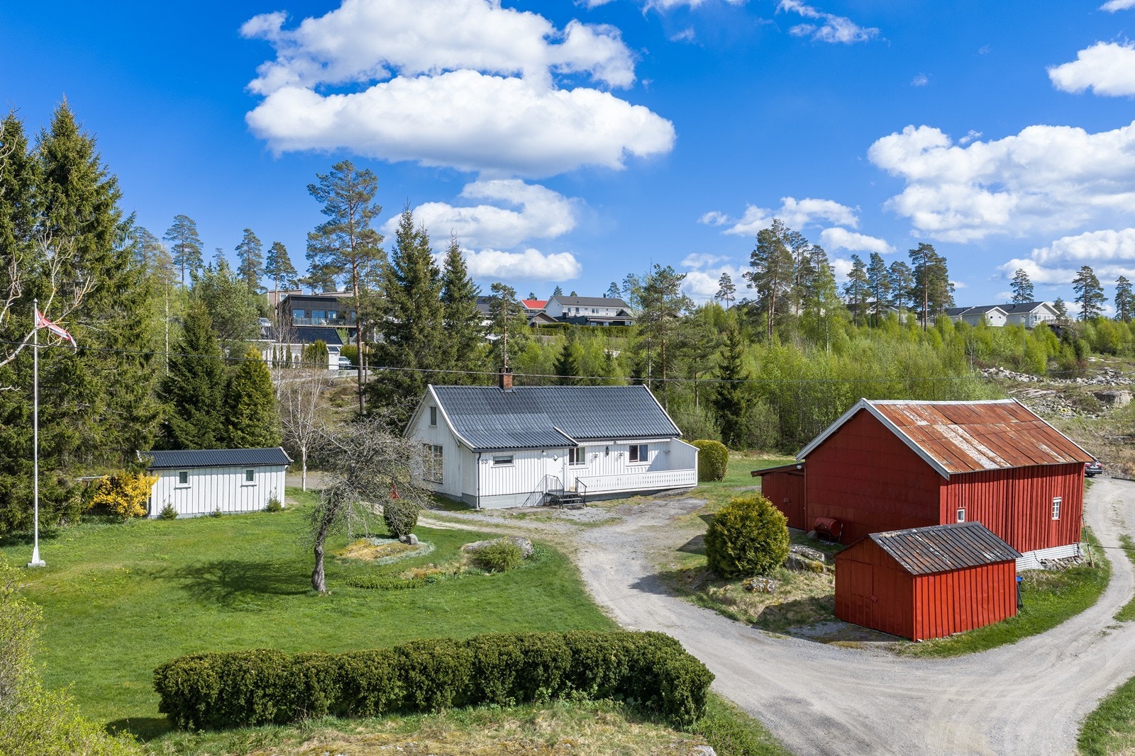 Eldre garasjebygg og uthus gir praktisk oppbevaringsplass på eiendommen. Galleribilde
