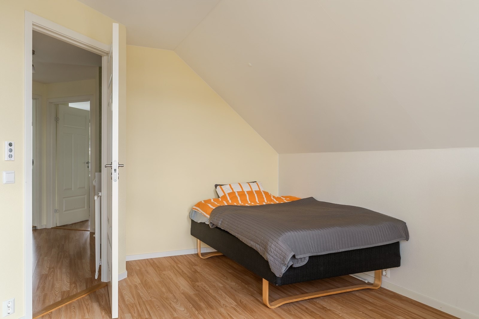 Her er det god plass til både seng og garderobeskap. Galleribilde