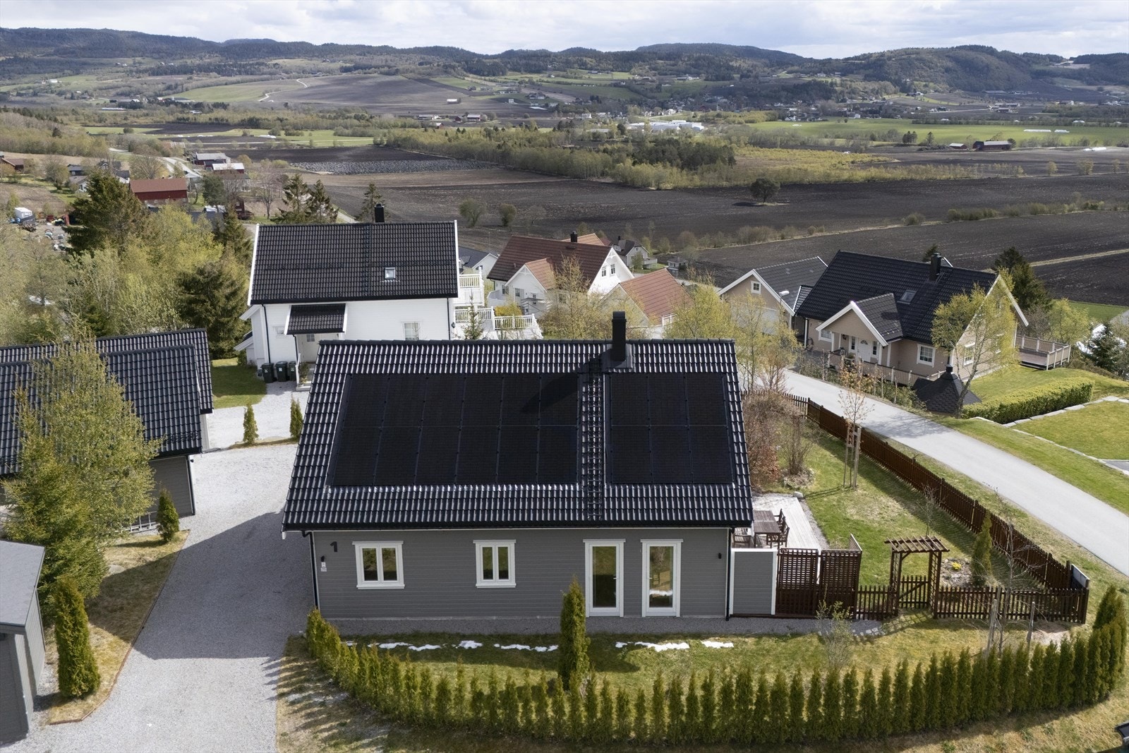 Energieffektivt hus med solcellepanel, vannbåren varme og balansert ventilasjon. Galleribilde