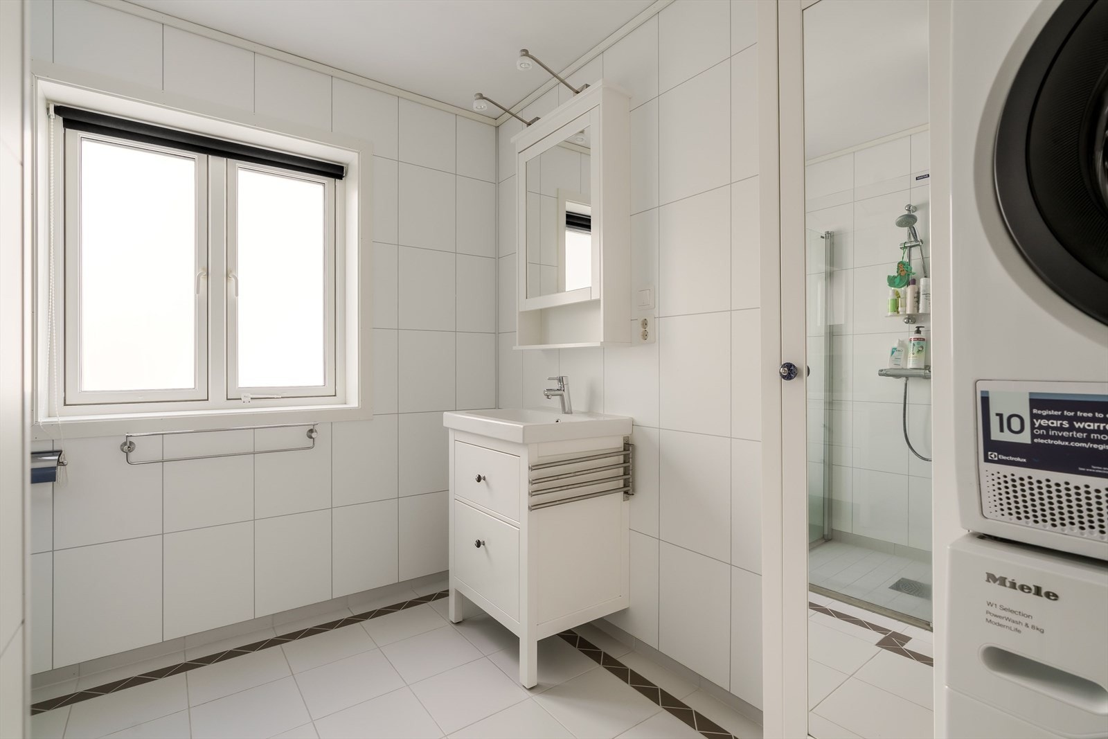 Badet har opplegg for vaskemaskin og tørketrommel. Galleribilde