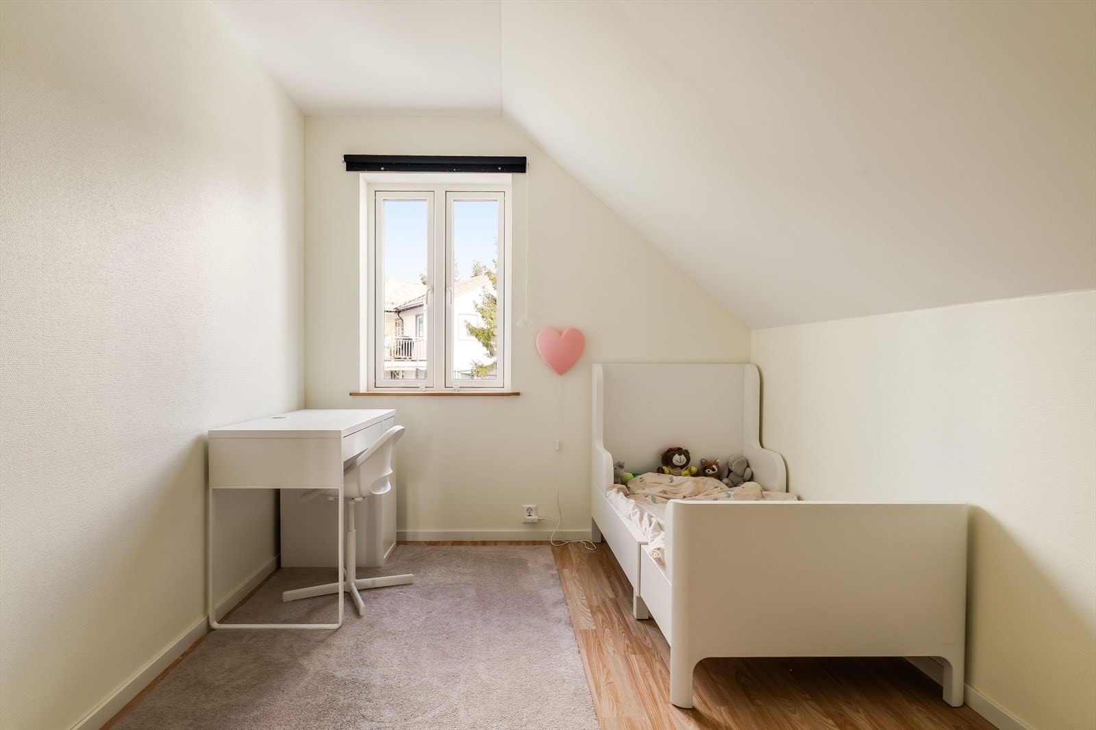 I 2. etasje er det to soverom, og et disponibelt rom. Galleribilde