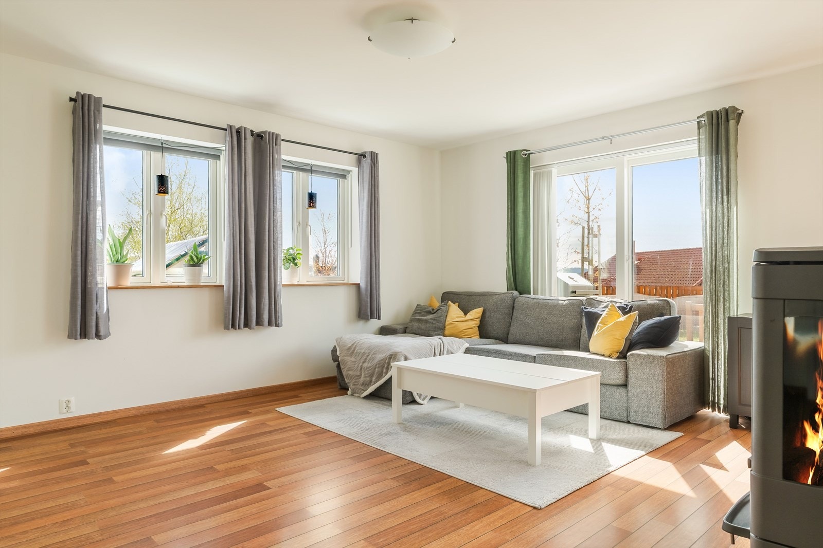 Stor stue på 36,5 m². Her har du go plass til å møblere etter eget ønske. Galleribilde