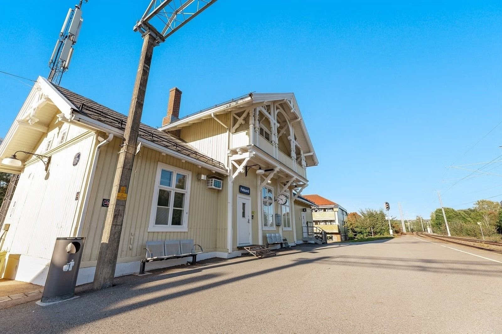 Fetsund stasjon. som ligger maks 5 minutter i gangavstand fra boligen. Galleribilde