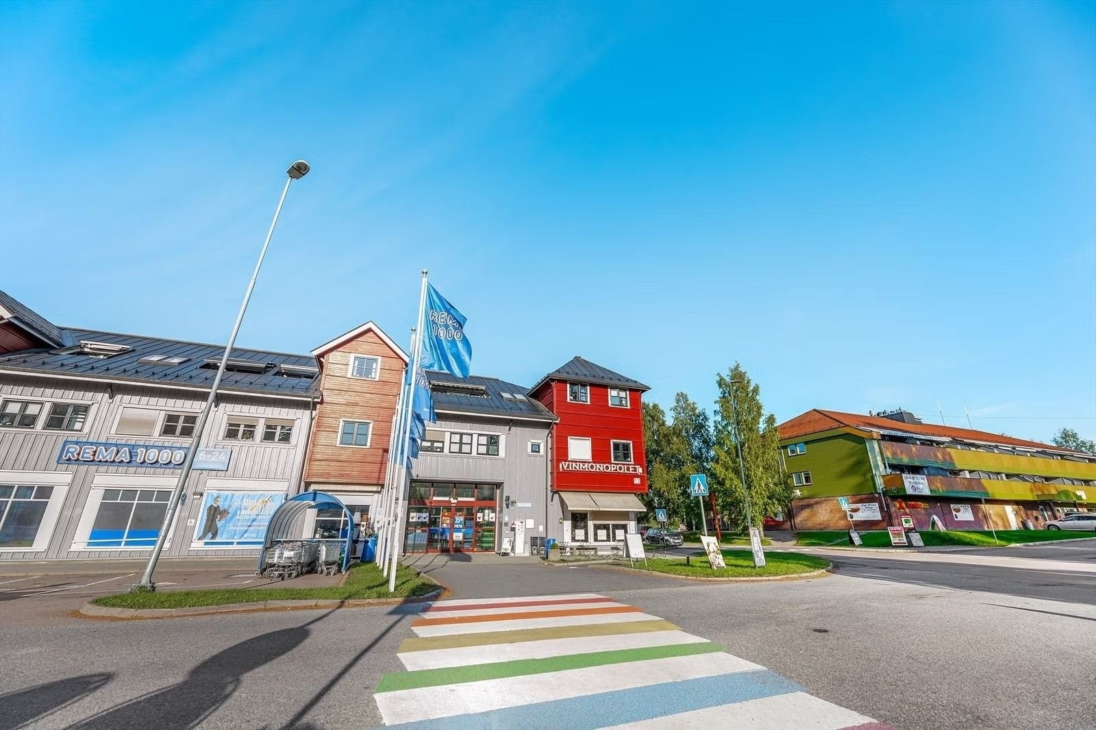 Matbutikker, vinmonopol og andre service tilbud i Fetsund sentrum. Galleribilde
