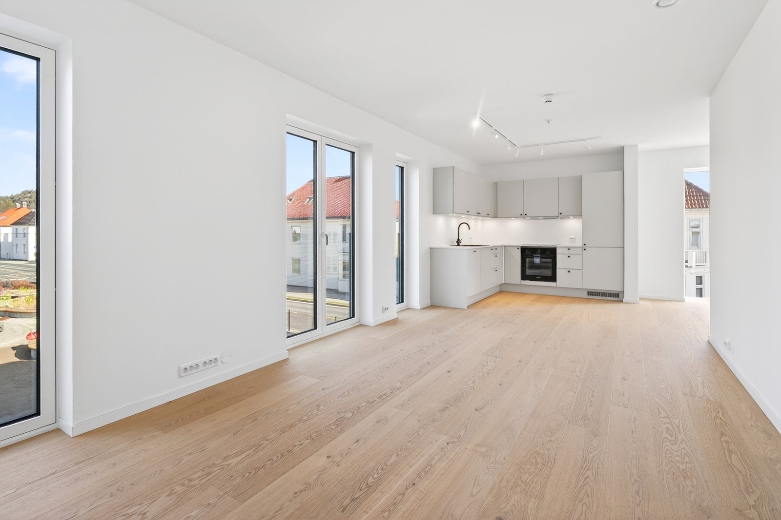 Store vinduer gir godt med naturlig lys i leiligheten Galleribilde