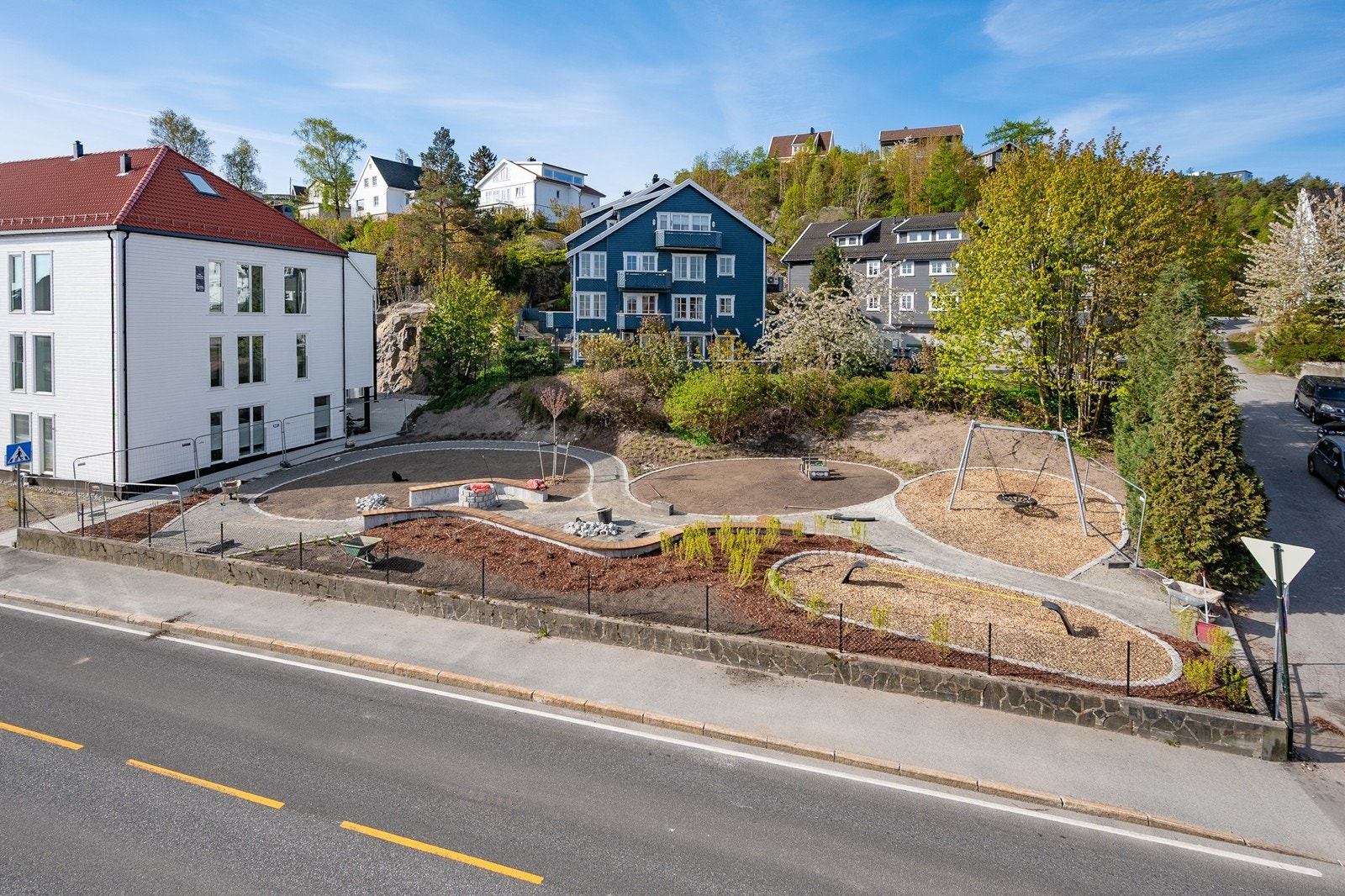 Fellesparken gir godt med luft i mellom bygningene, og skaper en trivelig atmosfære Galleribilde