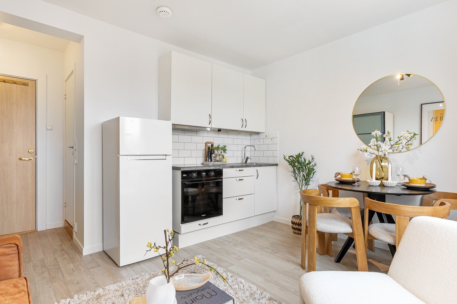 Gulvet er belagt med flott laminat og overflatene er malt i lyse fargetoner. Galleribilde