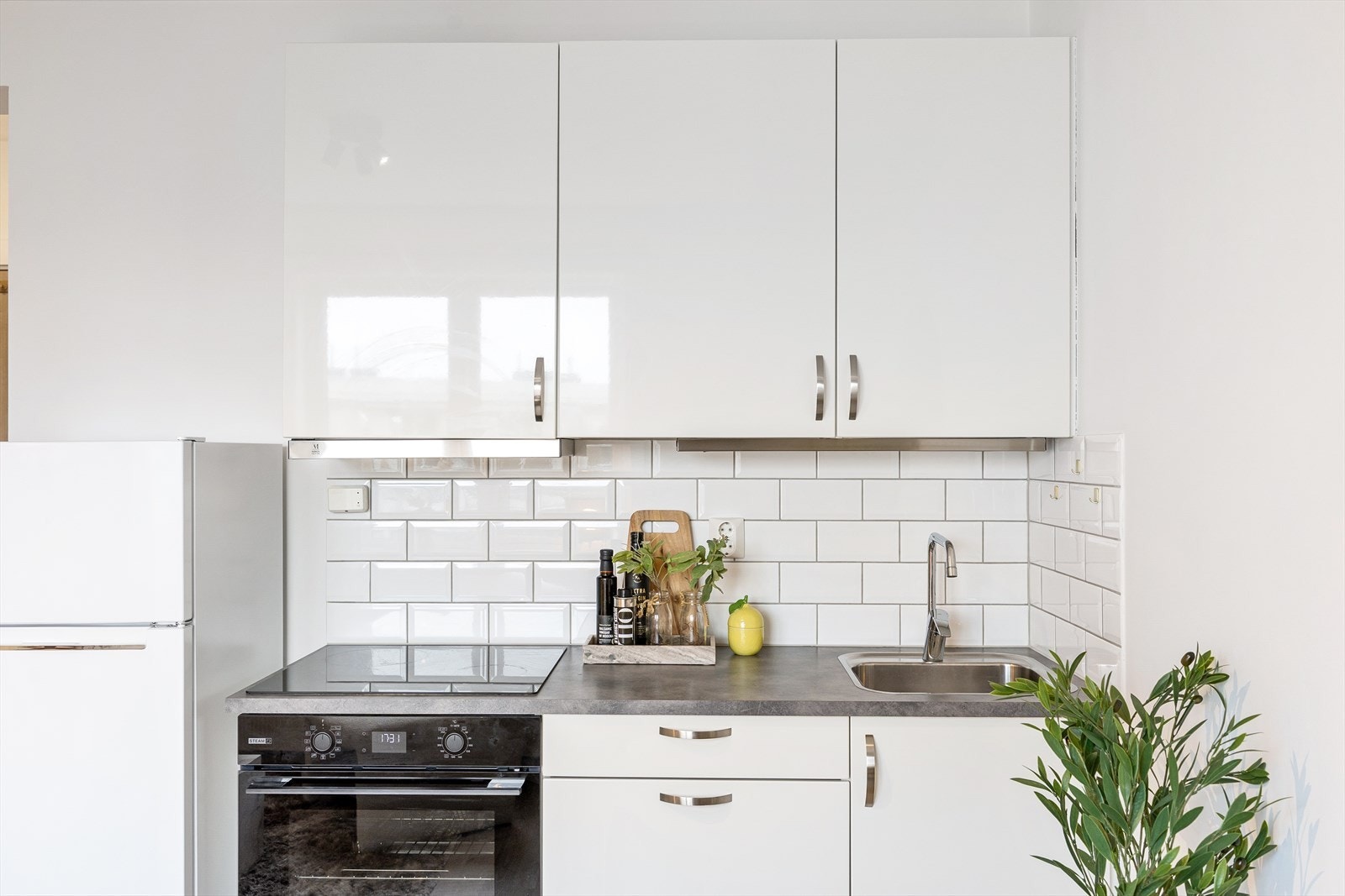 Kjøkkenet er utstyrt med frittstående kjøleskap med frysedel, integrert stekeovn med nedfelt keramisk platetopp fra Whirlpool tilkoblet komfyrvakt, samt ventilator integrert i overskap. Galleribilde