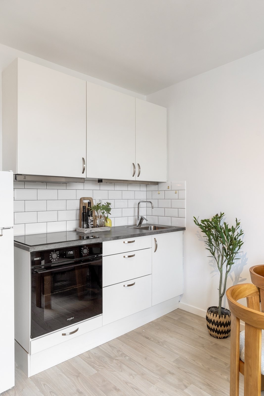 HTH-kjøkkeninnredning fra 2014 med glatte fronter og laminat benkeplate. Galleribilde