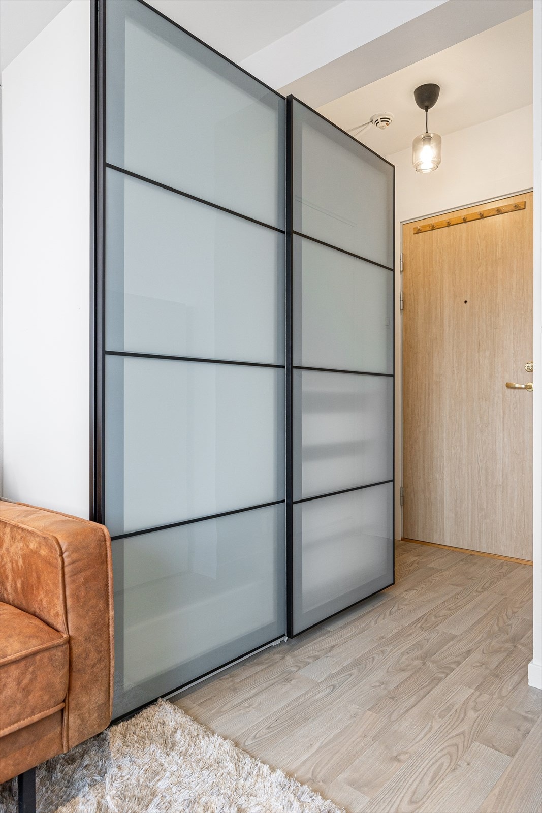 Det er gode oppbevaringsmuligheter i en romslig skyvedørsgarderobe. Galleribilde