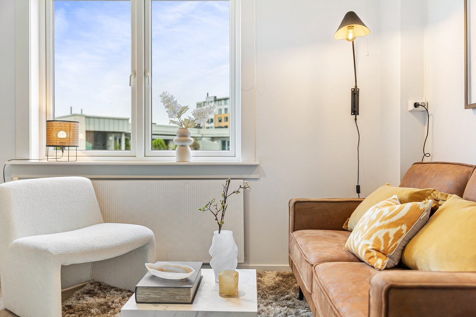 Store vindusflater slipper inn rikelig med naturlig lys, kombinert med en god takhøyde på 2,55 meter. Galleribilde