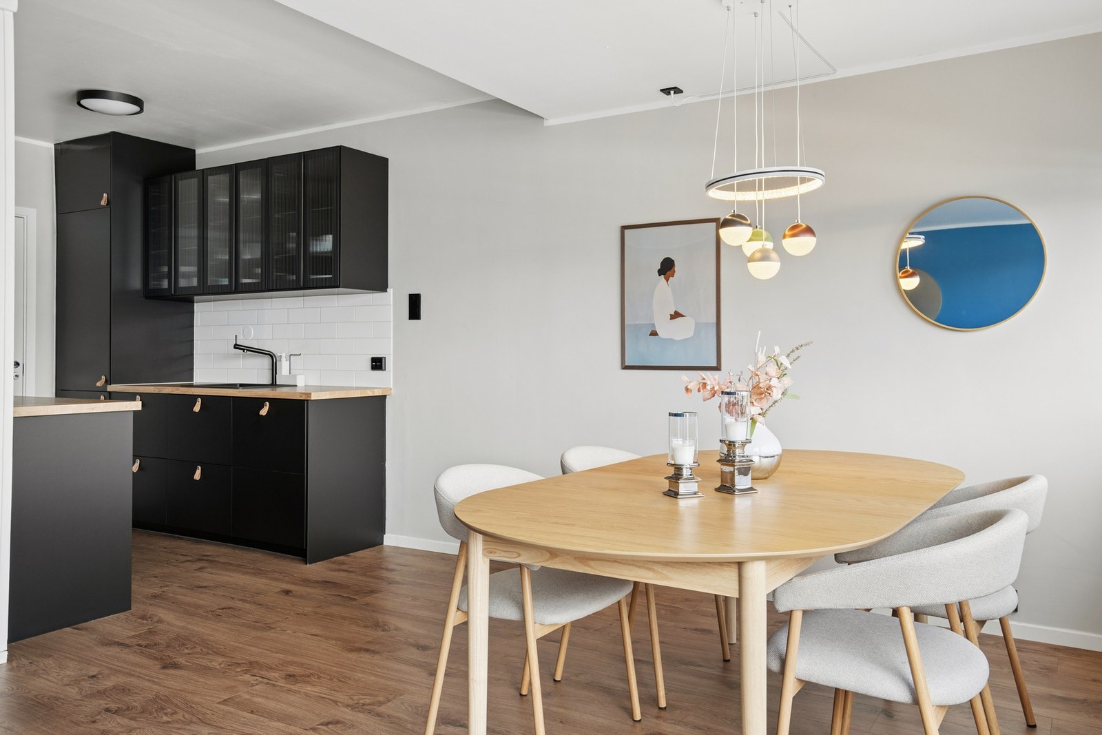 Spiseplassen er en naturlig del av den åpne løsningen, i tilknytning til kjøkkenet. Galleribilde