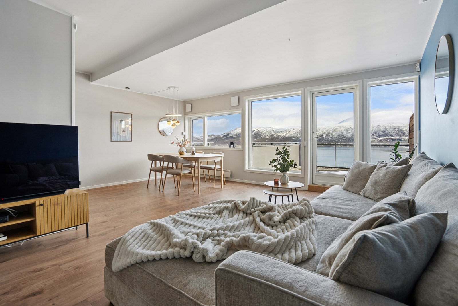 Fra stuen er det direkte utgang til balkongen. Galleribilde