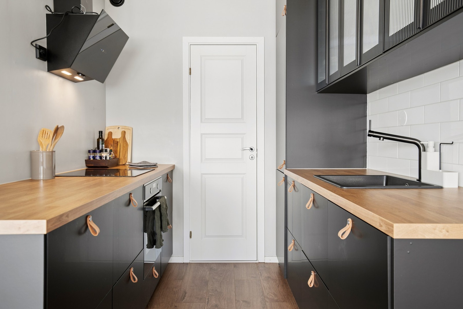 Leiligheten har en gjennomgående moderne standard, med et stilrent kjøkken med slette fronter og benkeplate i tre. Galleribilde
