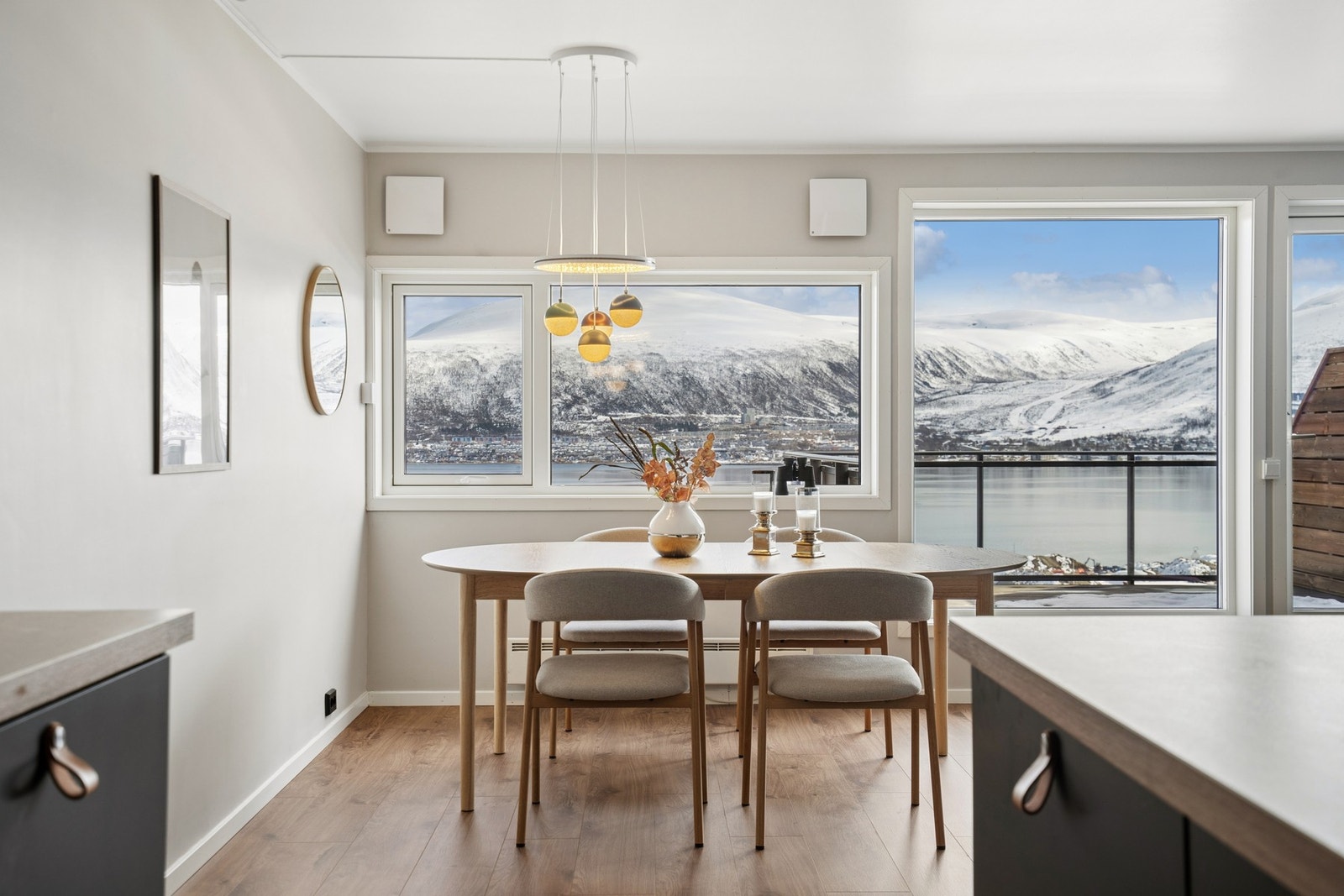 God plass til et stort spisebord for hyggelige sammenkomster. Galleribilde