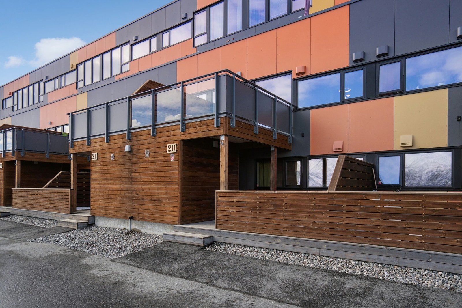 Borettslaget har nylig oppgraderte fasader, som gir et moderne og velholdt inntrykk. Galleribilde
