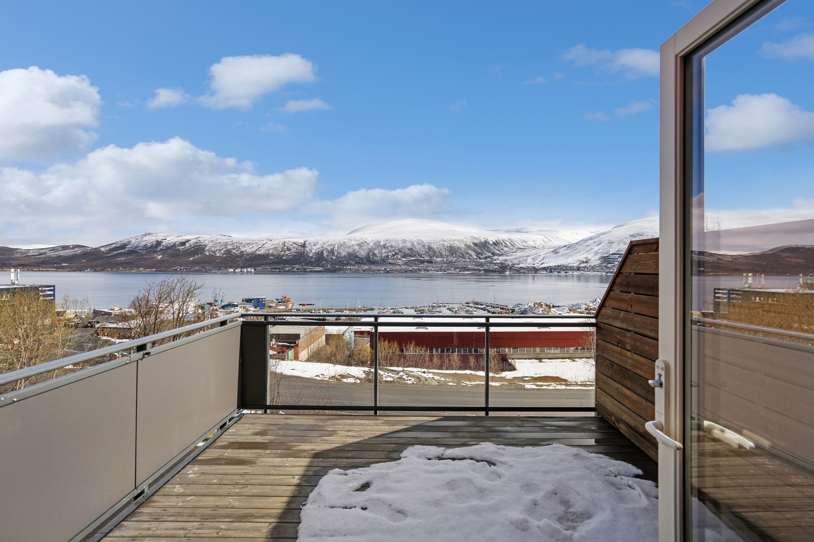 Fra balkongen har du en flott utsikt over sundet og fjellene. Galleribilde