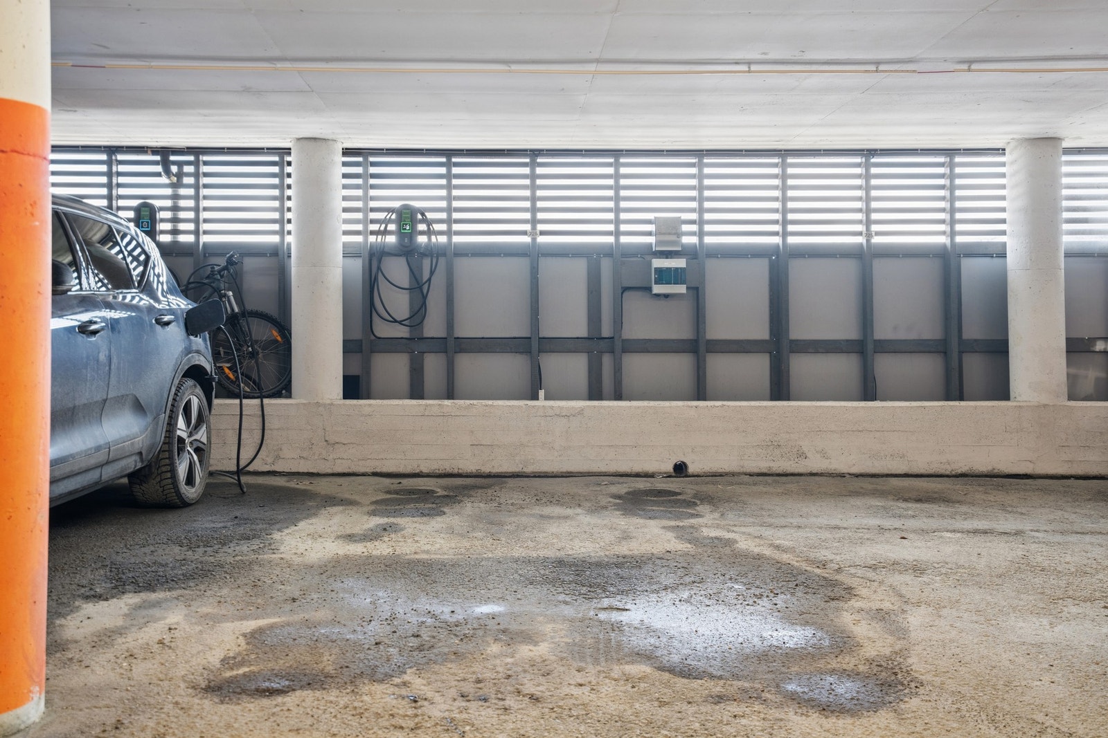Det medfølger egen parkeringsplass i borettslagets felles garasjeanlegg. Det er montert elbillader på plassen Galleribilde