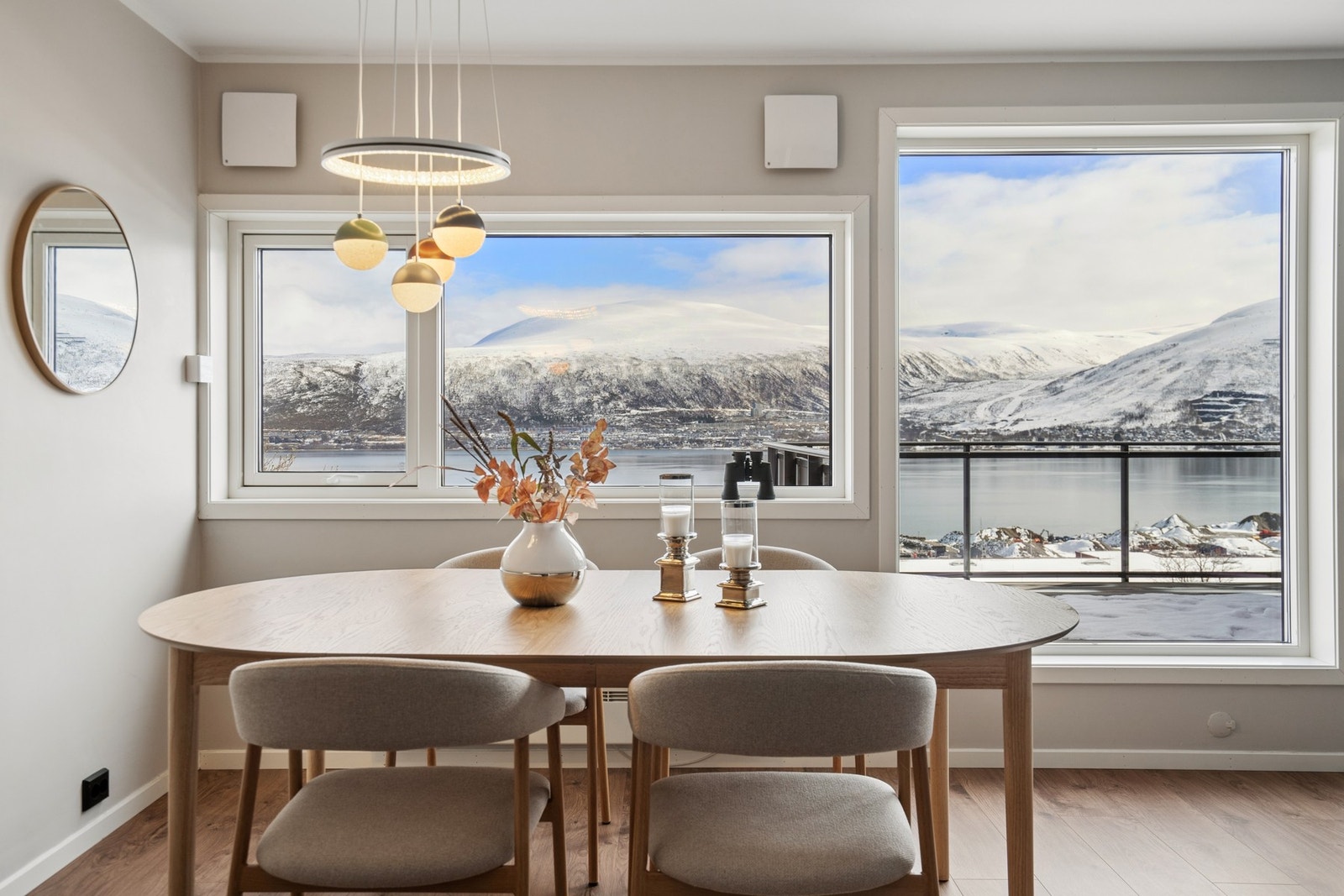 Utsikten mot sundet og fjellene blir en flott ramme rundt måltidene. Galleribilde