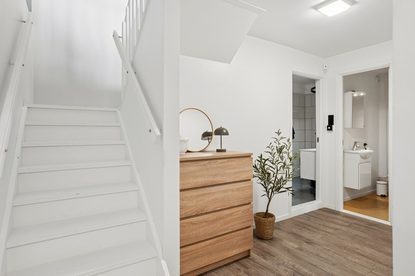 Romslig entré i underetasjen med adkomst til soverom, bad og trapp opp til hovedetasjen. Galleribilde