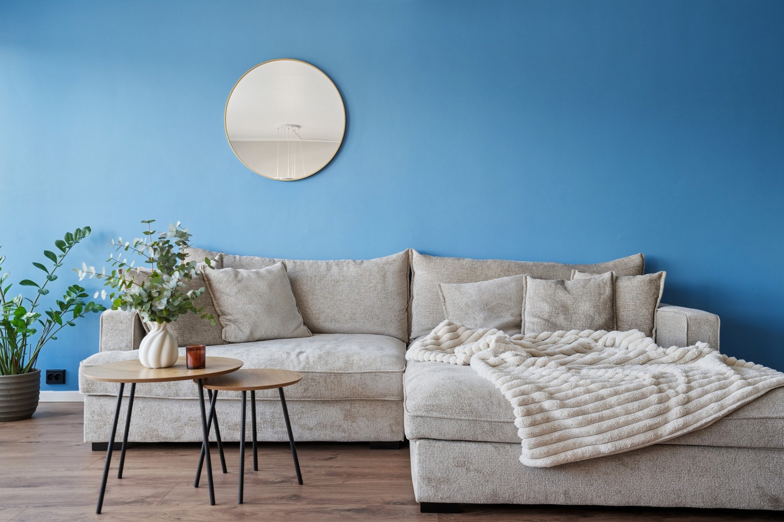 Stuen har god plass til en romslig sofagruppe. Galleribilde