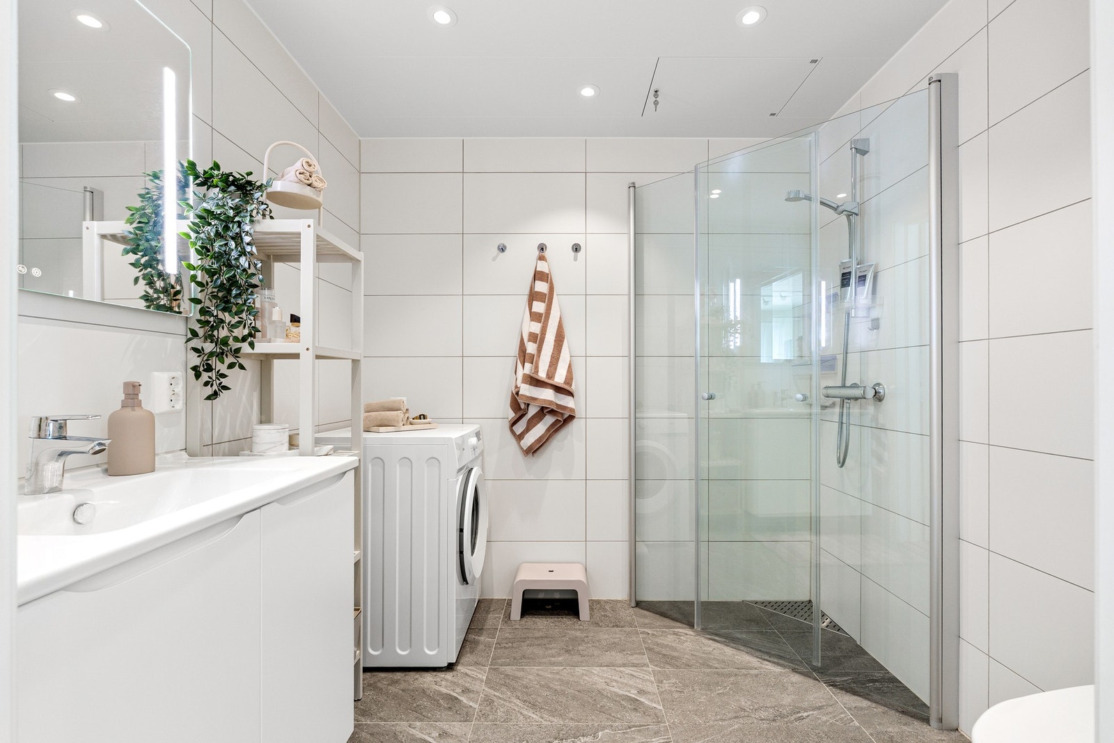 Stort baderom med opplegg for vaskemaskin. Galleribilde