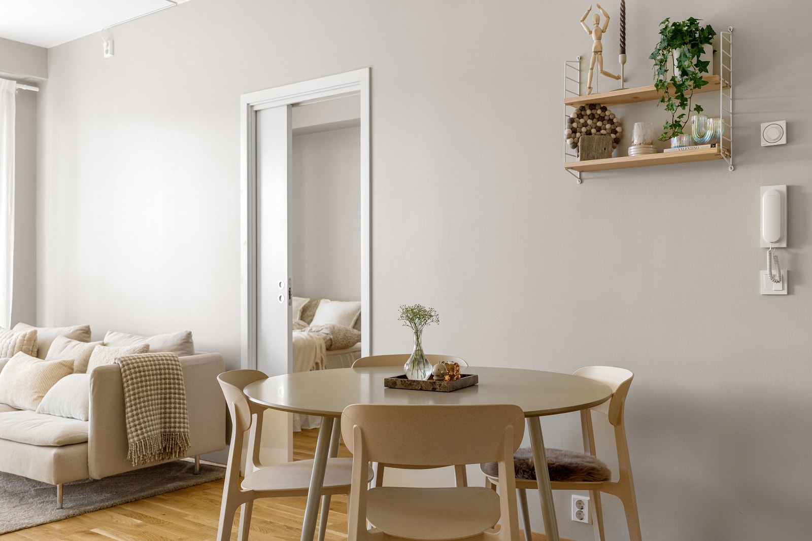 God plass til spisebord ved kjøkkensone. Galleribilde