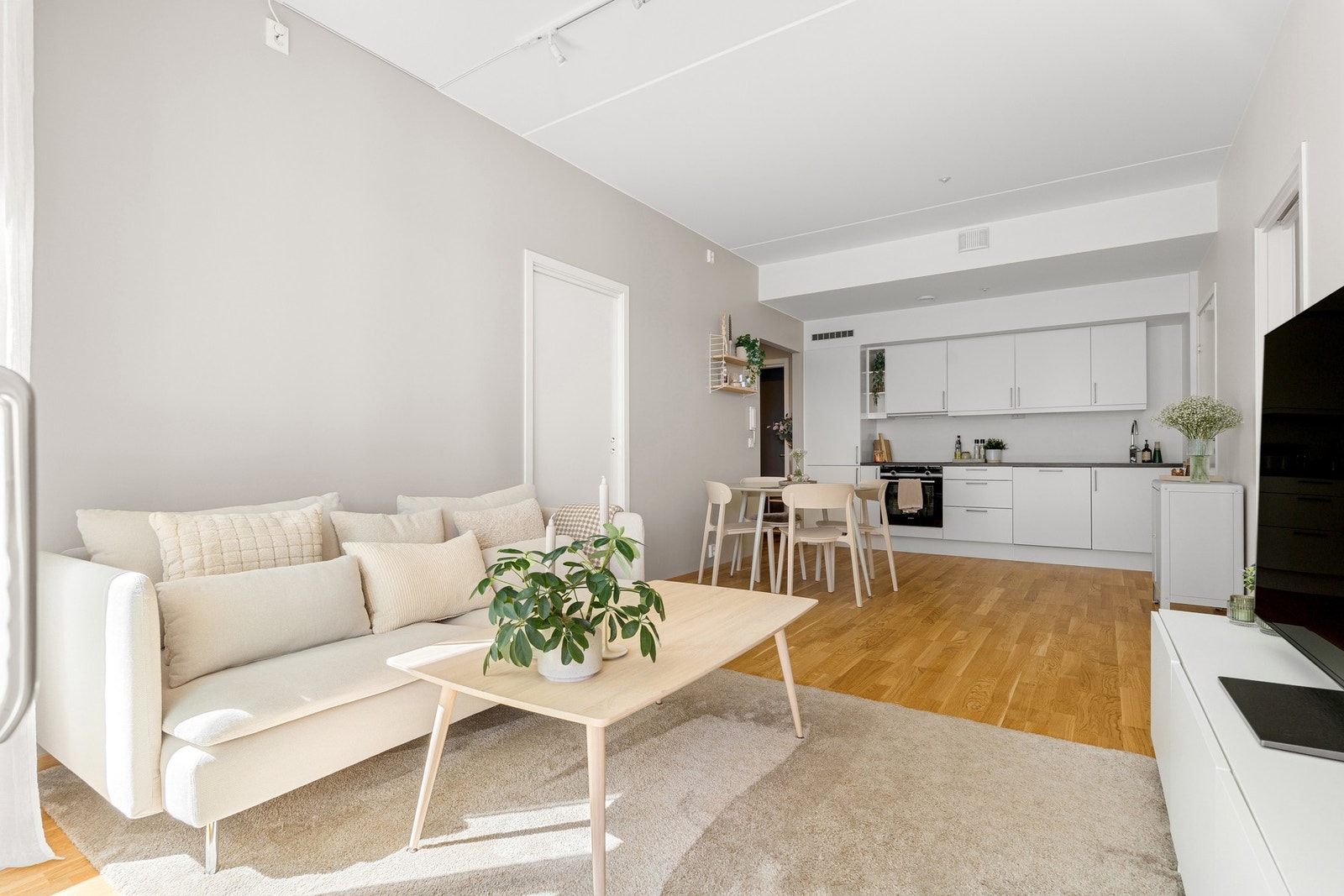 God plass til både sofagruppe og spisebord på stuen. Galleribilde
