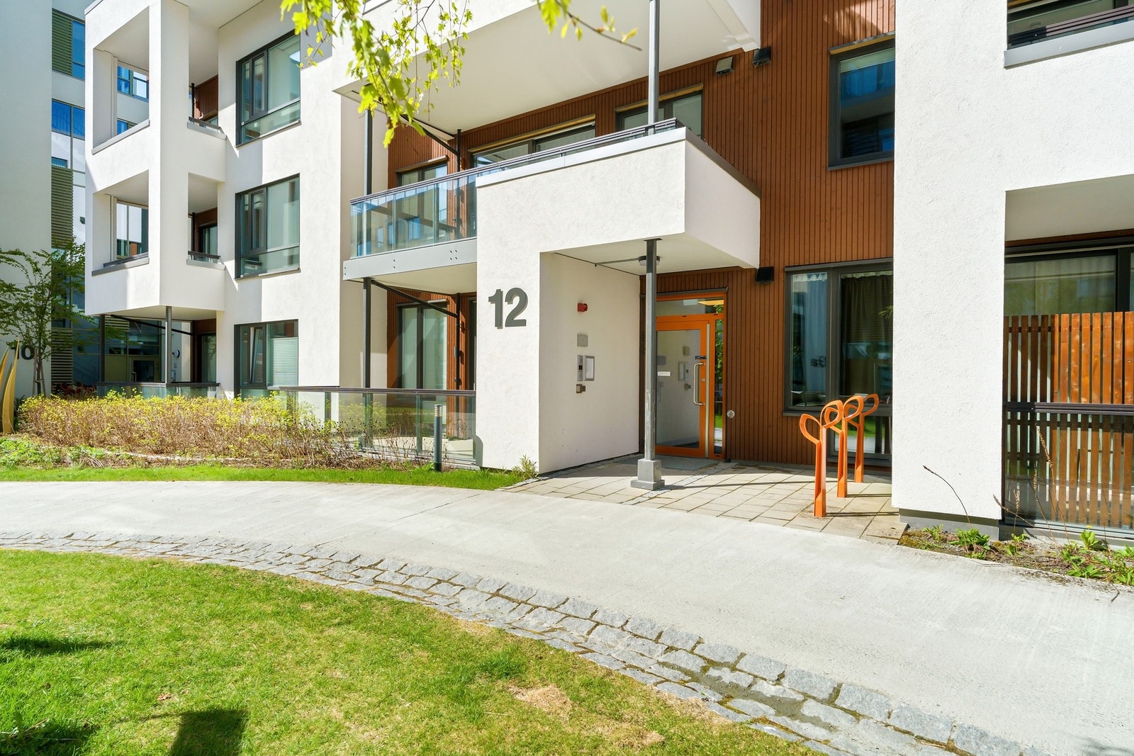 Bygget har heis, og leiligheten har egen bod i kjeller. Galleribilde