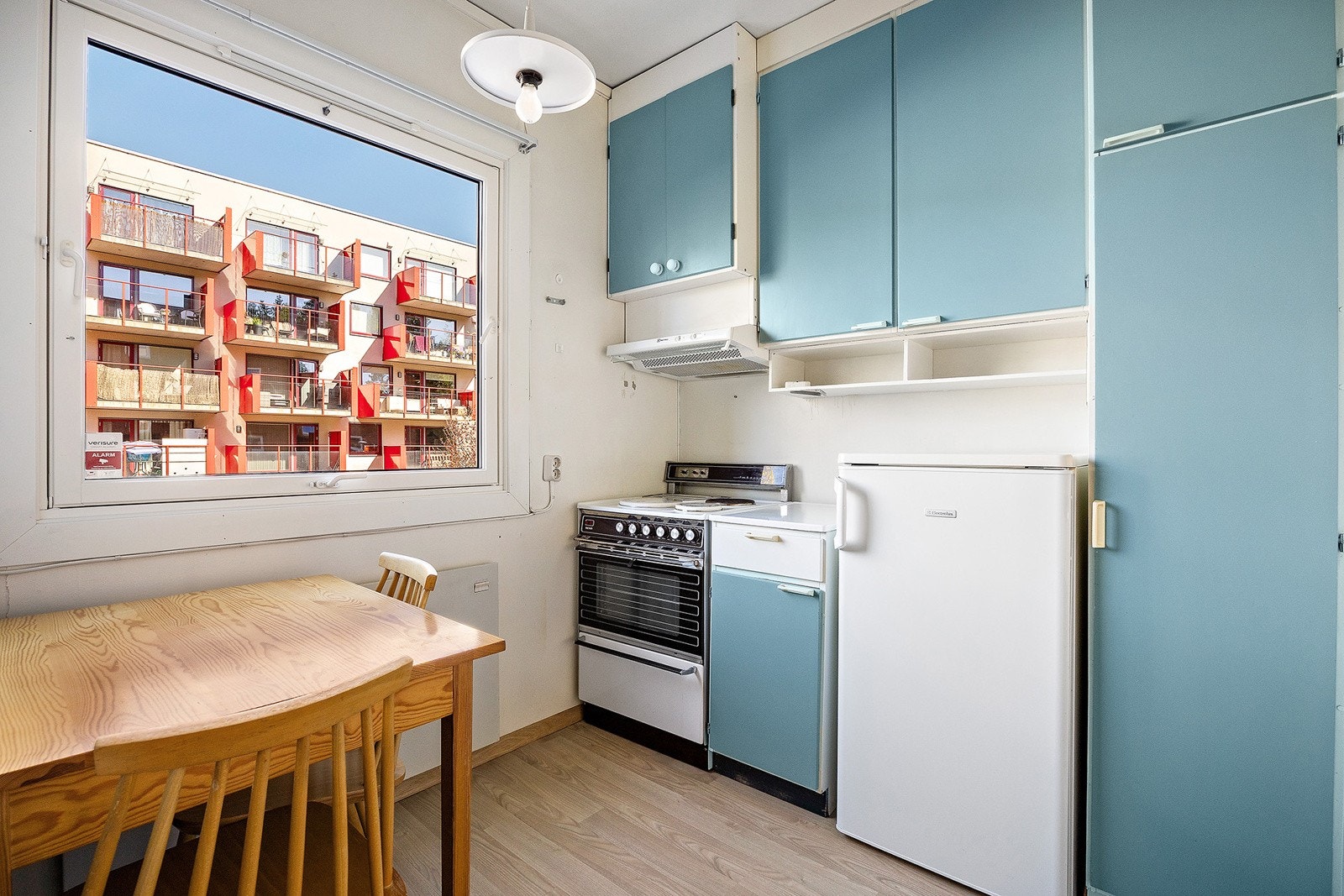 Separat kjøkken med plass til kjøkkenbord hvor man kan ta morgenkaffen. Galleribilde