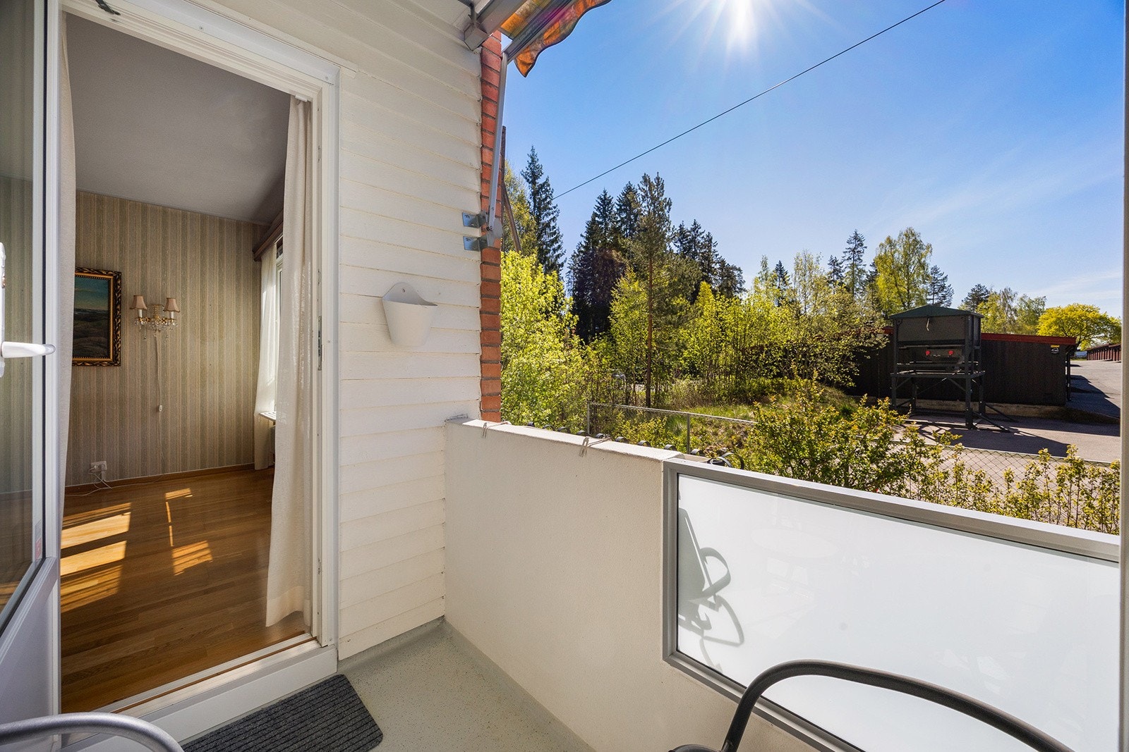 Fra stuen er det utgang til balkong hvor man kan nyte varme sommerdager. Galleribilde