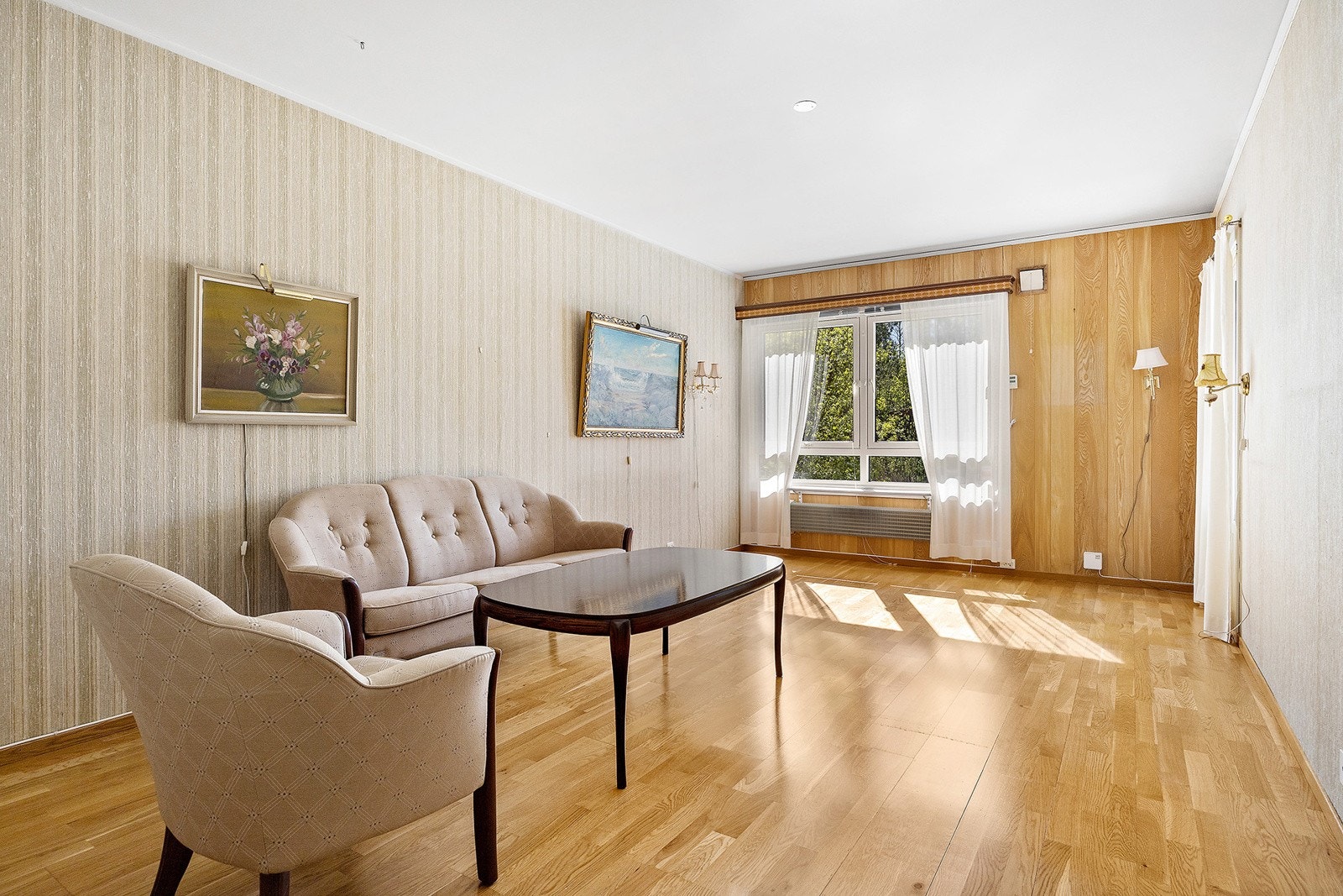 Stor stue med god plass til både salong- og spisegruppe. Stuens store vindusflater slipper inn godt med naturlig lys. Galleribilde