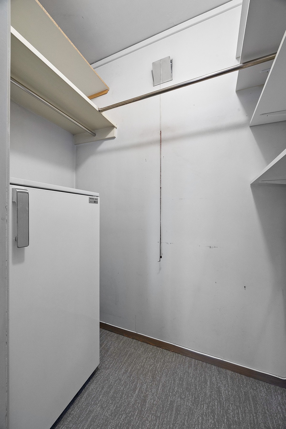 Fra entréen er det tilgang til innvendig bod som kan innredes som walk-in closet. Galleribilde