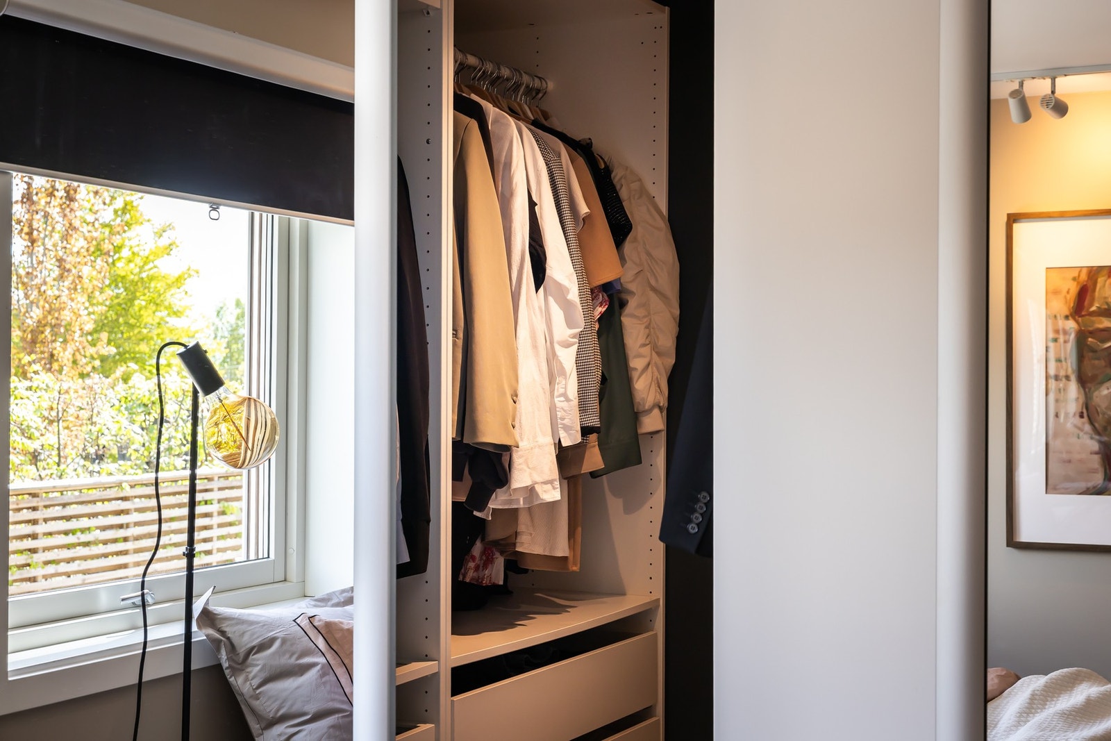 Bak skyvedørsgarderoben med speilfronter er det et innredet walk-in closet. Galleribilde
