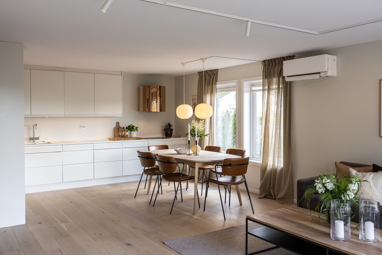 I sonen mellom kjøkkenet og stuen passer det utmerket å innrede med et stort spisebord. Galleribilde