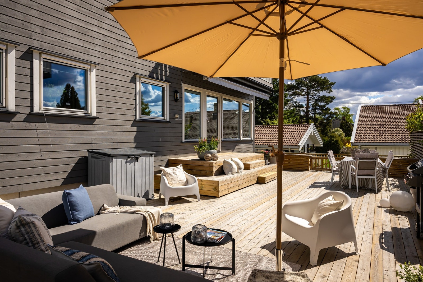 Terrassens gode størrelse gjør at den fungerer nærmest som en egen lekeplass. Her kan man virkelig nyte flotte sommerdager. Galleribilde