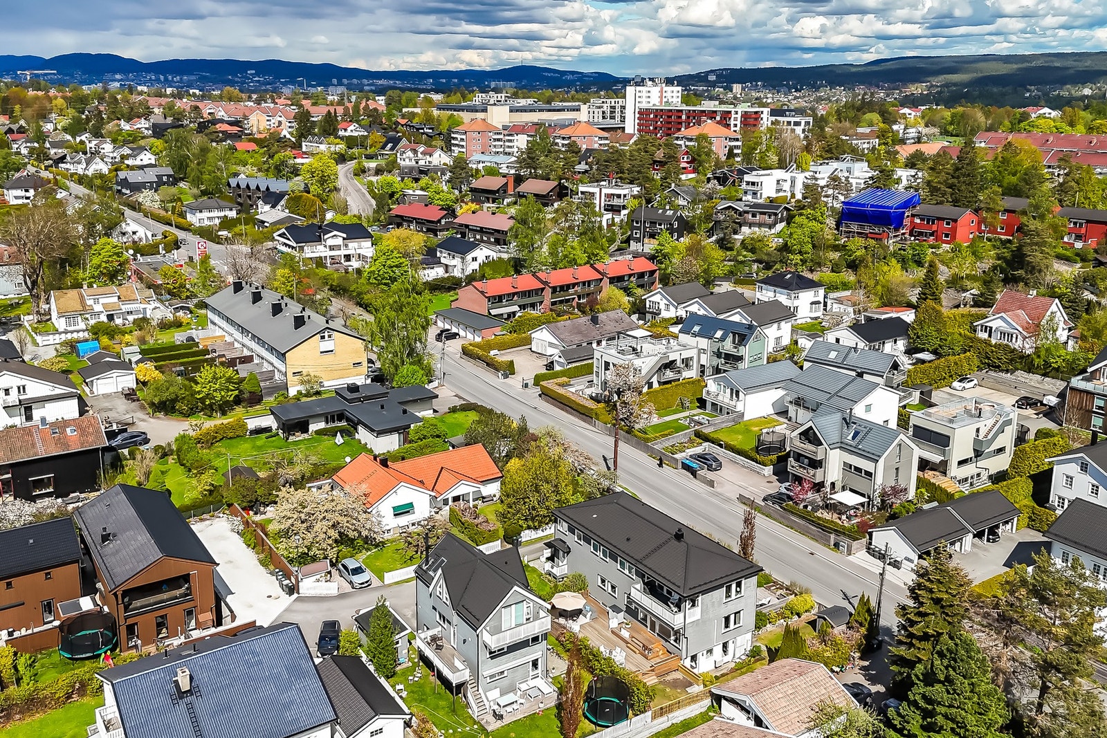 Sentral beliggenhet med kort gangavstand til alt du trenger i hverdagen. Lambertseter T-bane og kjøpesenter øverst midt i bildet. Galleribilde