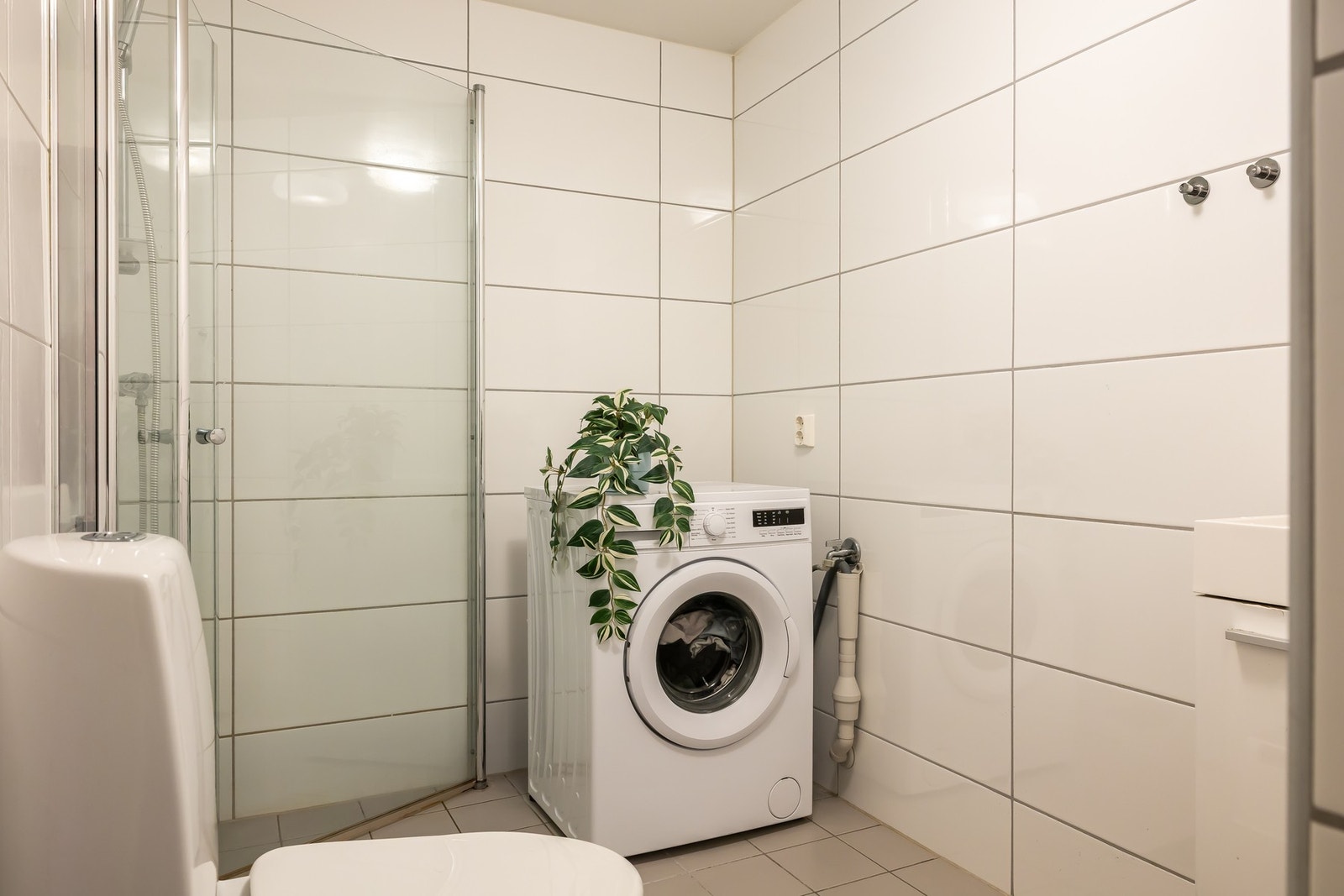 Badet i hybelen er også fra 2016 og har varmekabler i gulvet. Her er det toalett og et dusjhjørne med innfellbare glassdører. Galleribilde