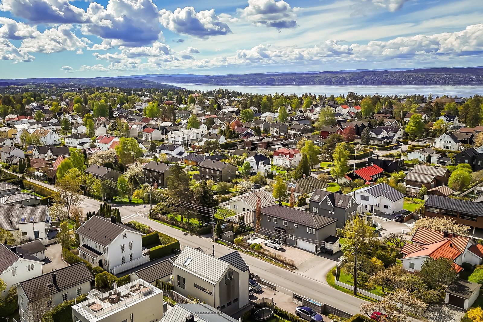 Området er barnevennlig og boligen sogner til Nordseter skole. Få minutters gange til Niffen. Sykkelavstand til fjorden. Galleribilde