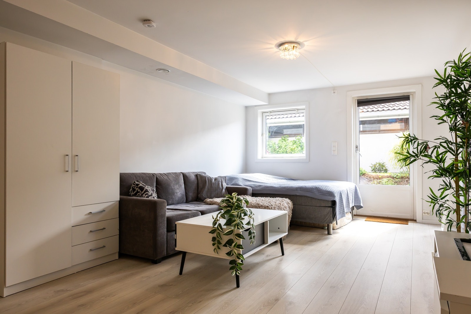 Oppholdsrommet er lyst og fint med god plass til sofa, seng og tv-løsning. Det er enstavs gulv med varmefolie, lysmalte vegger, listefri himling, samt et garderobeskap i rommet. Galleribilde